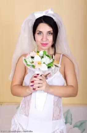Невеста с волосатой пиздой мастурбирует букетом цветов