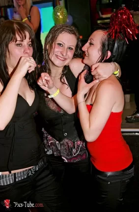 Девушки напились и поучаствовали в сексуальных развлечениях в клубе