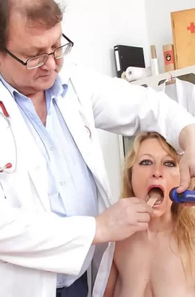 Сорока летняя мамаша на полной проверке у гинеколога дрочит вибратором