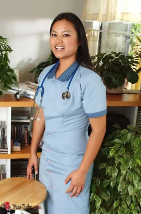 Азиатская медсестра сняла халат