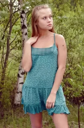 Русская девчонка снимает трусики среди березок