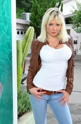Красивая блондинка мастурбирует в джинсах