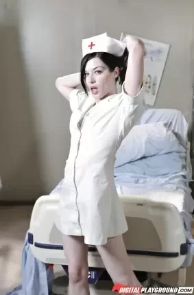 Медсестра снимает халат и мастурбирует на койке пациента