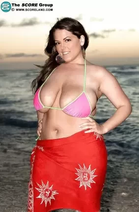 Толстушка Тейлор Стилл с огромными дойками позирует на пляже под закат солнца